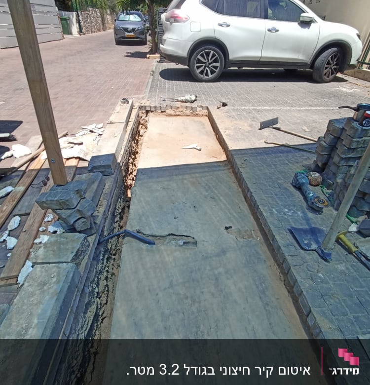 אזור עבודה עם כלים וחומרים לאיטום